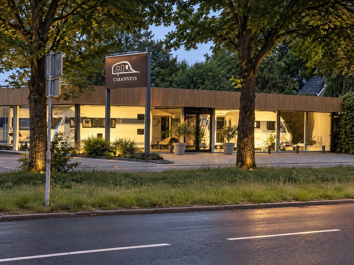 De verlichte showroom van Caravan Huys in Losser bij avond