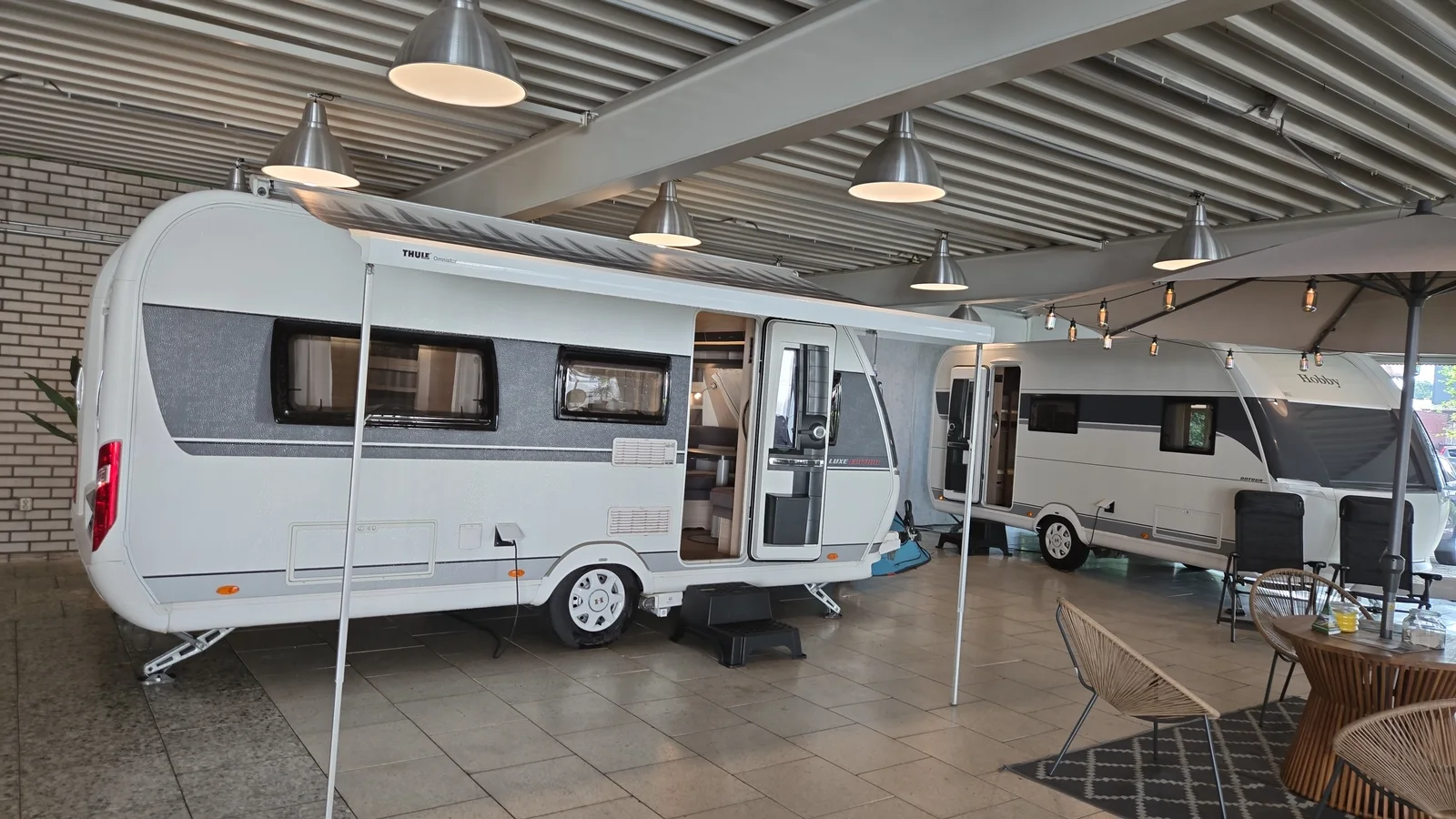 Caravan met een gemonteerde luifel in de showroom van Caravan Huys